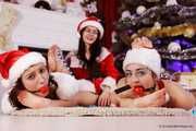 Lucky & Nelly & Xenia - Der Weihnachtsmann erscheint, um seine Lieblingshelfer zu binden und ihre sexy nackten Füße zu kitzeln (BTS)