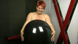 Nackt mit schwarzem Big Ballon