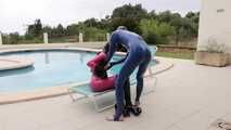 Latexsex am Pool im Halskorsett