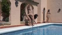 Nackte Girls spielen am Pool 