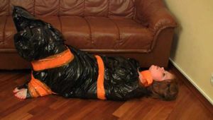 Stella - hogtaped in orange Klebeband verpackt und in den Müllsack und flüchtet