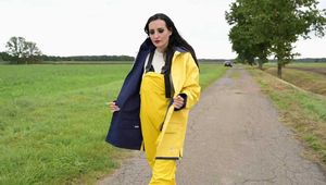 Miss Amira unterwegs im Friesennerz, gelber Regenlatzhose und Gummistiefel