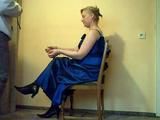 Stuhlfesselung im blauen Kleid