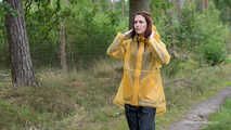 Miss Petra macht einen Spaziergang in Hunter Regenjacke und Regenhose (wiederholte Version)
