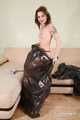 Morrigan & Valeria Ross - Valeria Ross posiert im Müllsackkleid