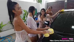 Jenny Thai - 4 Heiße Thai Girls machen feuchte Autowäsche