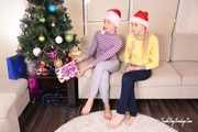 Merida und Hannah - Merida wird von Hannah unter dem Weihnachtsbaum überwältigt und gefesselt
