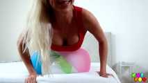 544 Beachball fun with Karol Lilien