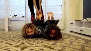 Terry und Vanessa - Mülltütenspiele: Beide Mädchen liegen in Mülltüten gepackt auf dem Boden (video)