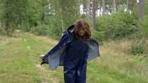 Miss Petra macht einen Spaziergang im Farmerrain Regenanzug und Gummistiefel (wiederholte Version)