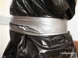 Iren in Müllsack verpackt (2)