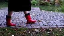 Pelztmantel und Gummistiefel - nackt im Park