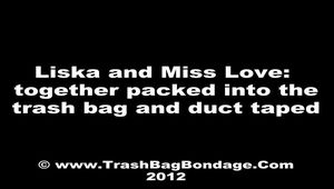 Liska und Miss Love in Mülltüten verpackt zusammen (video)