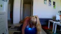  blauer Hüpfball abgeritten im Bikini