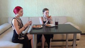 Morrigan & Valeria Ross - Damen, die zu Mittag essen (Video)
