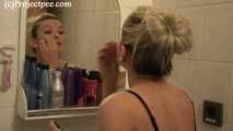 152002 Vanessa Pees In The Shower