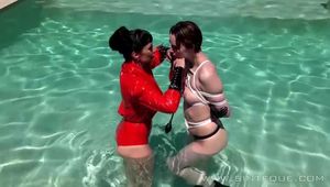 Video : Tropical Pool Slave