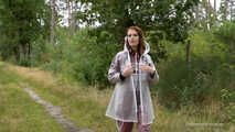 Miss Petra macht einen Spaziergang in einem AGU Regenanzug, transparentem Regenanzug und Gummistiefel