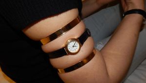 Golden rings and a little tight upper arm watch for Rania