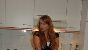 Benita strippt sich in der Küche aus ihrem schwarzen Kleid