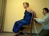 Stuhlfesselung im blauen Kleid