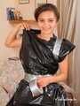 Vijaya - in ihren Müllsack Kleid gefangen (1)