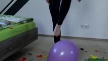 Ballons mit den Barfüßen im Schlafzimmer poppen