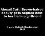Alexa & Catt - braunhaarige Schönheit wird neben ihrer gefesselten Freundin hogtied (video)