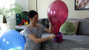 Angie füllt einige Ballons mit der elektr. Pumpe und zerknallt sie anschließend