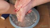 Wash feet