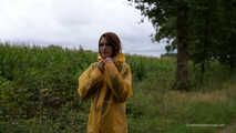 Miss Petra macht einen Spaziergang in Hunter Regenjacke und Regenhose (wiederholte Version)
