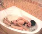 Affable - absolut verrückte Bondage-Szene mit einem kurzhaarigen Hottie in einer Badewanne (Video)