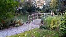 Pelztmantel und Gummistiefel - nackt im Park