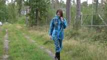 Miss Petra macht einen Spaziergang im blauen PVC Regenanzug und Gummistiefel