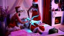 Lucky, Nelly, Xenia - Santa's kleine Helfer binden sich gegenseitig auf ein Bett (video)