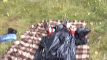 Stella wird gefangen genommen und streng hogtaped in Müllsack Kleid (video)