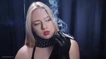 Blonde is smoking in a black leather gloves