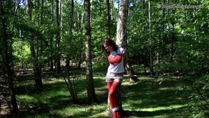 Gast Helena - Gefesselt im Wald Teil 1