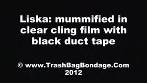 [From archive] Liska mumifiziert in einer klaren Frischhaltefolie mit schwarzem Klebeband (video)