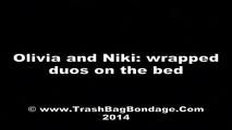 Olivia und Niki - eingewickelte Duos auf dem Bett (video)