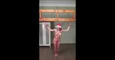 Morrigan - Red-haired girl in Santa’s hat pampers guys with bondage session (video)