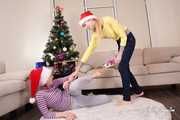 Merida und Hannah - Merida wird von Hannah unter dem Weihnachtsbaum überwältigt und gefesselt