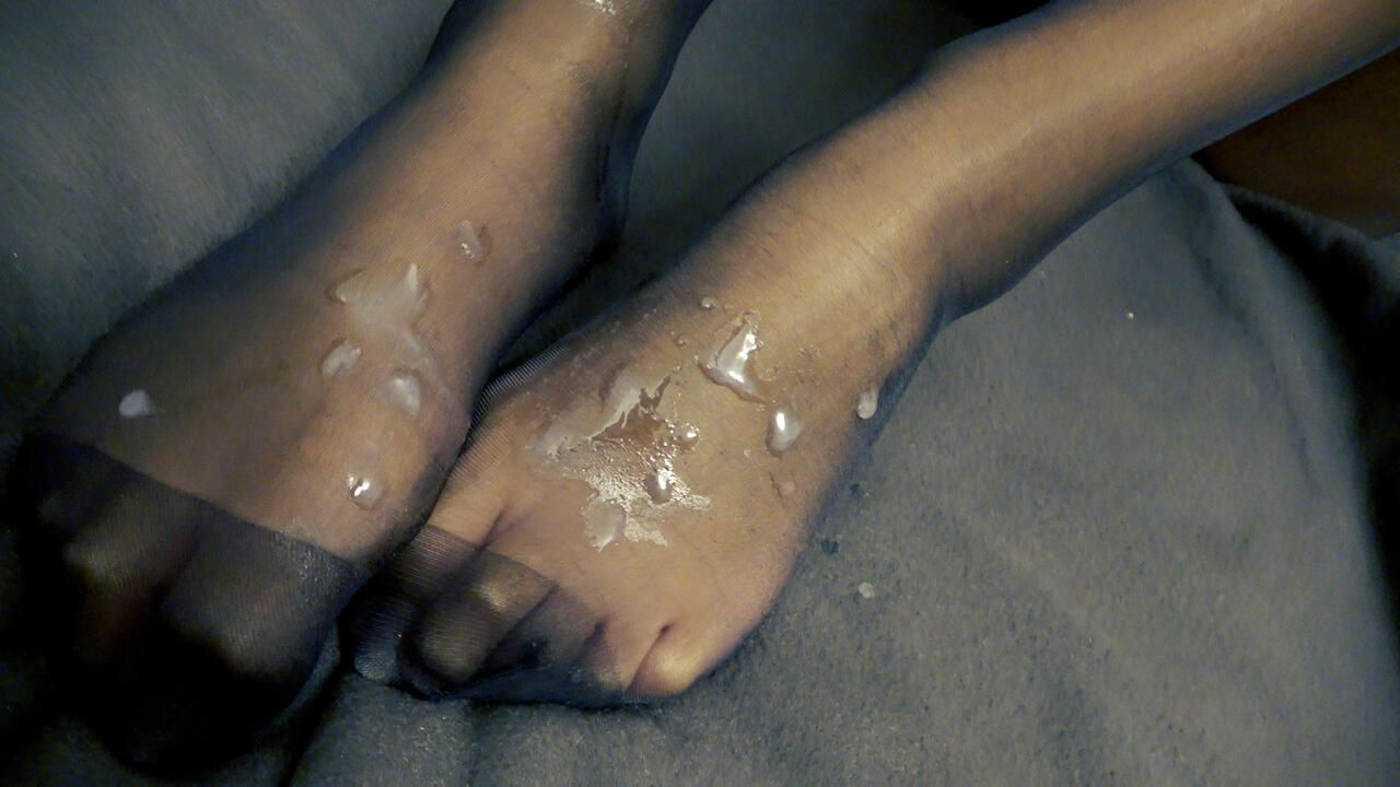 NYLON FOOTJOB BY TEENY ASYLANTINE | CUMSHOT ON HER FEET