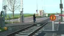 047034 Yassie Takes A Pee On The Suburban Station Platform