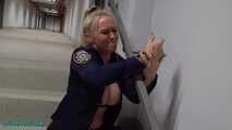 Betrunkene Polizistin kettet sich selbst fest (4k)