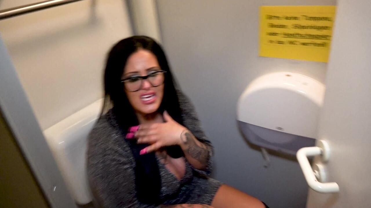 MOUTH FUCK DEEPTHROAT IN THE GAS STATION TOILET