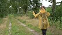 Miss Petra macht einen Spaziergang in Hunter Regenjacke, Regenhose und Gummistiefel (sehr exklusives Set mit teuren Regensachen und wiederholtes Video)