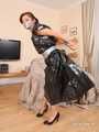 Vijaya - in ihren Müllsack Kleid gefangen (1)