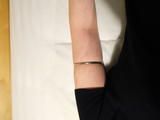 Tight closed metal rings for Leas beautiful white upper arms