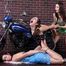 Lucky, Nelly, Xenia - Lucky posiert auf dem Motorrad, zwei Girls sind gefesselt